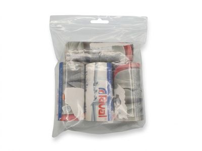 un sachet de dentifrice et des tubes de dentifrice sur fond blanc