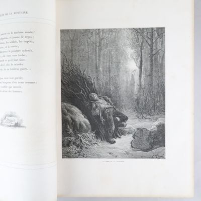 un livre ouvert sur lequel figure un dessin en noir et blanc représentant une scène de forêt