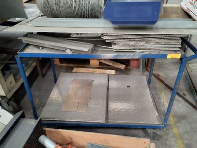 Table sur roulettes plateau bois, - Photo 1