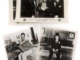 trois photos en noir et blanc d'un homme et d'une femme assis sur une chaise