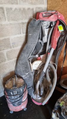 une photo montrant un sac à dos et des outils posés sur une table