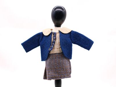 un mannequin vêtu d'une veste et d'une jupe bleues