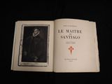 un livre ouvert sur lequel figure la photo en noir et blanc d'un homme