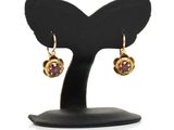 gros plan d'une paire de boucles d'oreilles sur un support