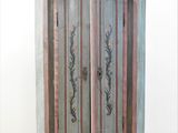 un meuble en bois avec deux portes et une poignée de porte