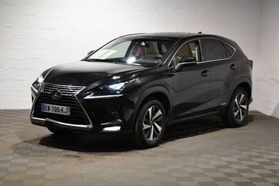 Le SUV noir est garé dans une grande pièce au sol carrelé en damier.