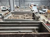 un camion garé à l'intérieur d'un bâtiment en construction