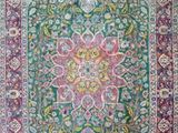 un tapis vert et rouge orné d'un motif floral