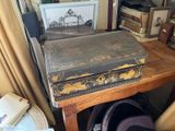 une pile de livres posée sur une petite table dans une pièce