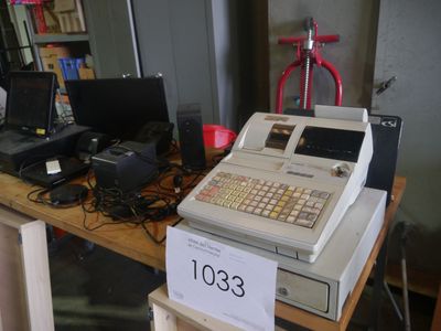 une photo d'une caisse enregistreuse posée sur une table