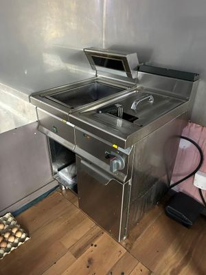 une cuisine équipée d'une cuisinière et d'un évier