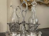 trois vases en verre posés sur une table, avec un miroir en arrière-plan