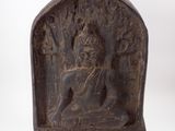 sculpture représentant un Bouddha assis sur un socle en marbre