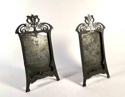 paire de cadres de miroir anciens en métal argenté, ornés de motifs en volutes