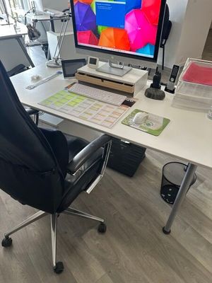 un bureau avec un ordinateur et une chaise devant