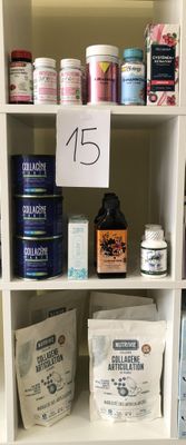 une étagère sur laquelle sont disposés de nombreux types de produits différents