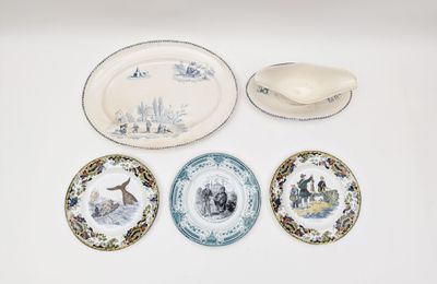 CREIL & MONTEREAU Lot de faïence comprenant une saucière, un…