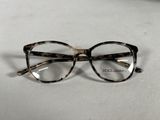 une paire de lunettes posée sur une table