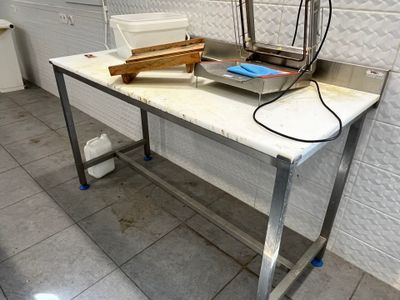 une photo d'un bureau sur lequel est posé un ordinateur