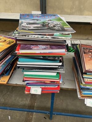 beaucoup de livres sur une table dans une pièce