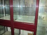 une vitrine comportant de nombreuses vitres