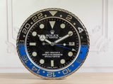 une montre Rolex noire et bleue posée sur une table