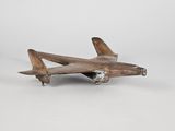 une vieille maquette d'avion posée sur une surface blanche