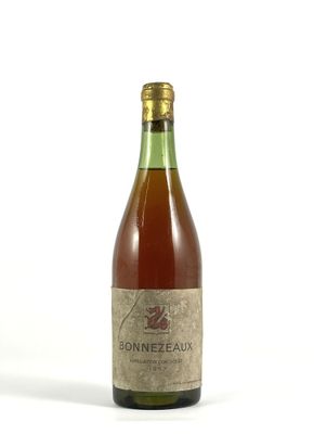 l'image d'une bouteille de vin posée sur une table
