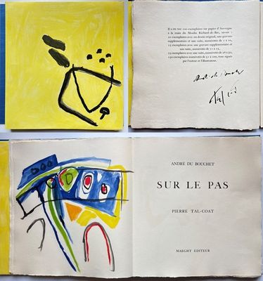 trois livres ouverts, ornés de dessins, posés sur une surface bleue
