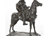 statue représentant un homme à cheval, avec un chien sur la monture