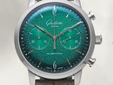 un gros plan d'une montre au cadran vert