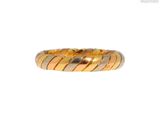 gros plan d'une bague en or sur fond blanc