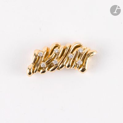une image montrant un gros plan d'une bague en or sertie de diamants