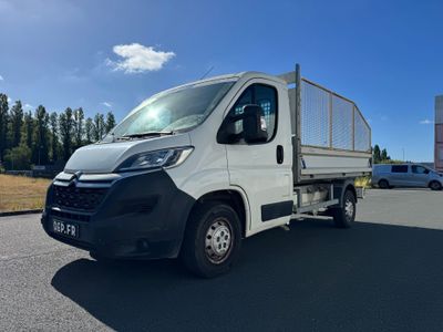 la camionnette blanche est garée sur le côté de la route