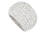 gros plan d'une bague en diamant sur fond blanc