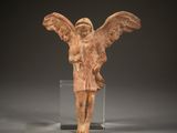 une figurine ancienne représentant un ange ailé