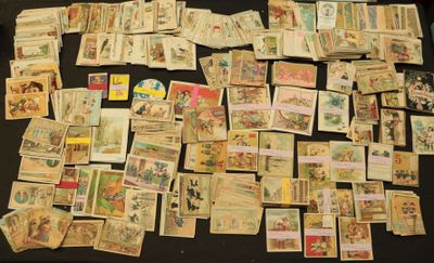 beaucoup de vieilles cartes postales posées sur une table noire