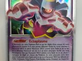 gros plan d'une carte pokemon sur une surface blanche