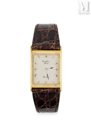 gros plan d'une montre sur une surface blanche avec un bracelet marron
