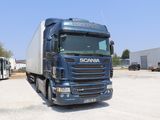 un camion semi-remorque garé dans un parking