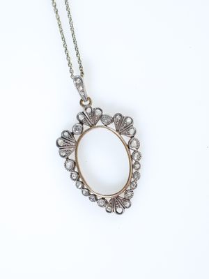 un pendentif en or blanc et diamants, monté sur une chaîne en argent