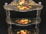 une étagère noire ornée de fleurs, sur fond noir