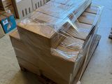 une grande pile de cartons sur une palette dans un entrepôt