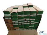 beaucoup de cartons empilés les uns sur les autres