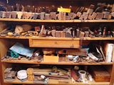 une étagère en bois sur laquelle sont posés de nombreux outils différents