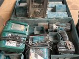 de nombreux outils dans la boîte posée sur la table