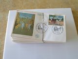 un livre orné de timbres, posé sur une table