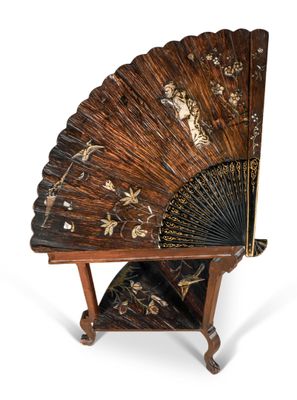 BAILLY-THEROUX-WARTH Table travailleuse de forme éventail, à…