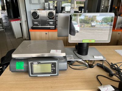 une photo d'une balance numérique équipée d'un écran