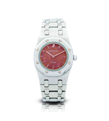 une image représentant une montre pour femme sur fond blanc